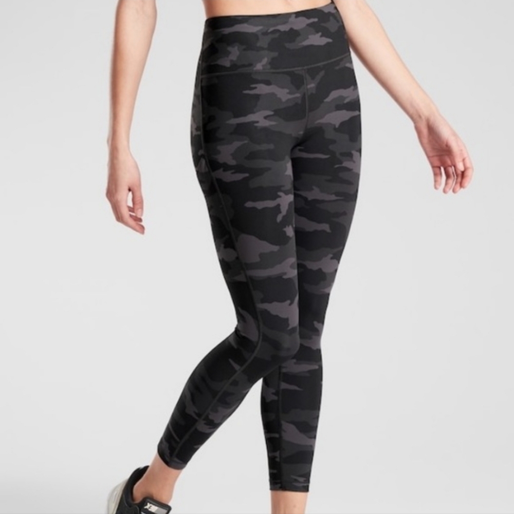 Athleta Ultimate Stash Pocket 7/8 Camo Tight Leggings Size M Black Gray